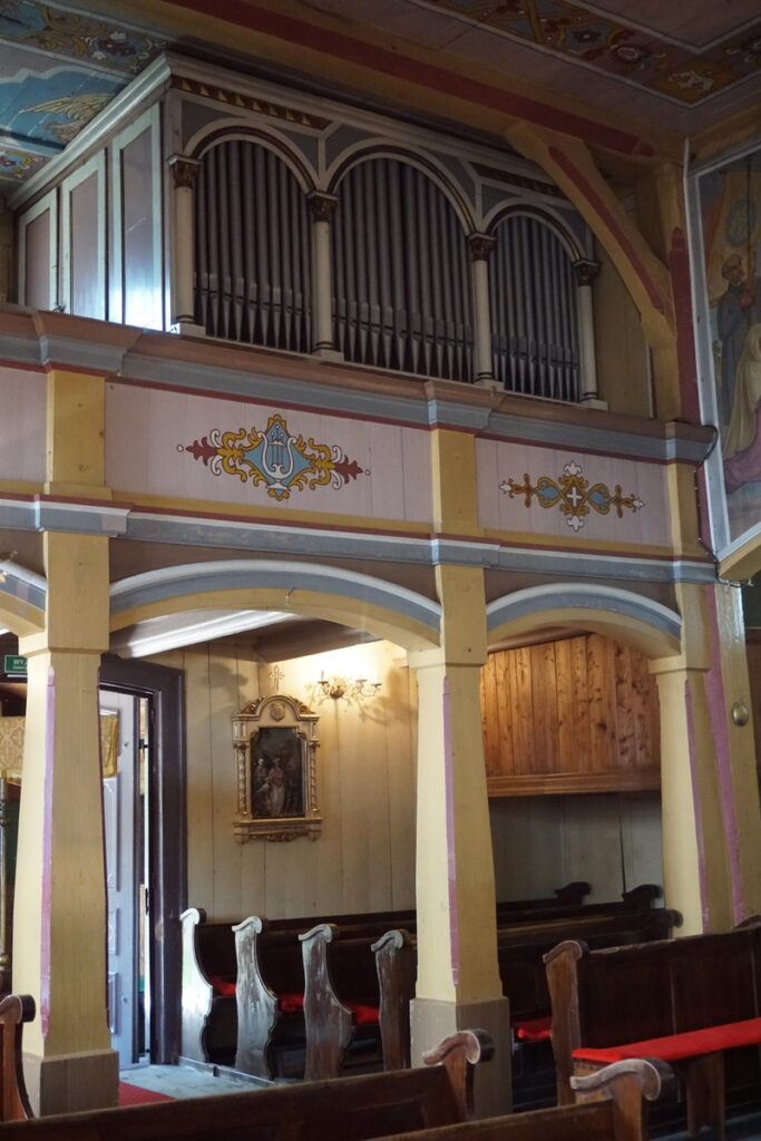 Wnętrze kościoła w Kościeszkach. Widok na organy.