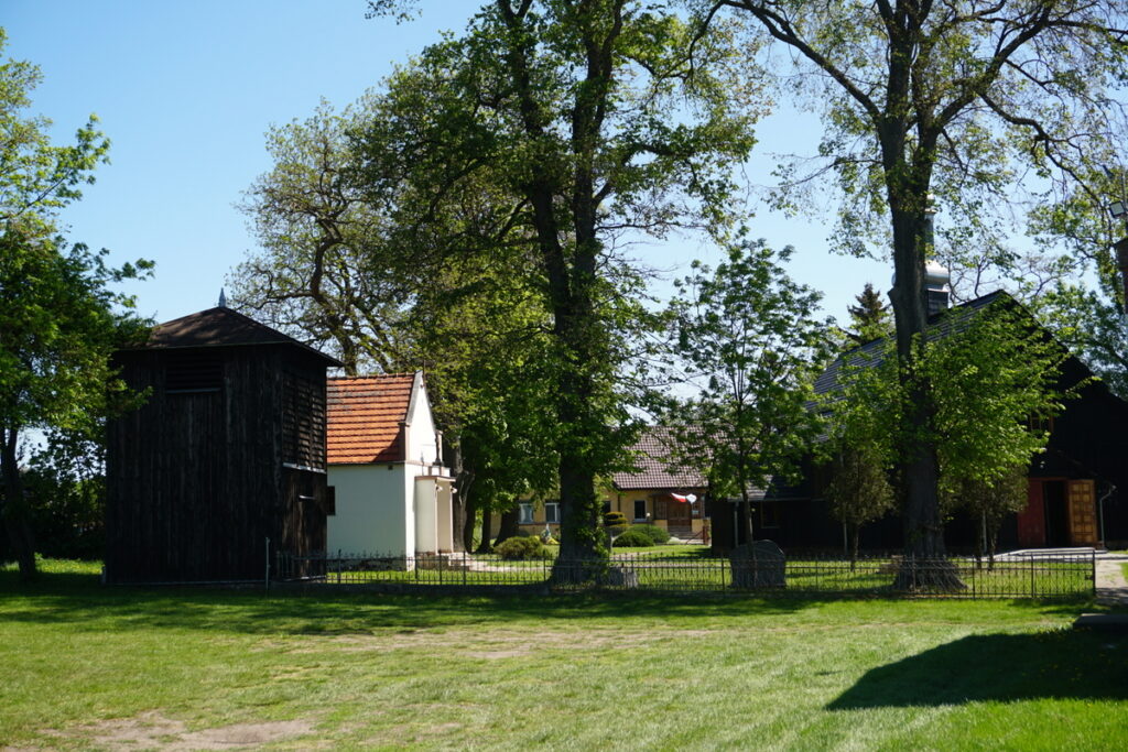 Widok na Kościeszki. Po lewej stronie dzwonnica i kaplica.